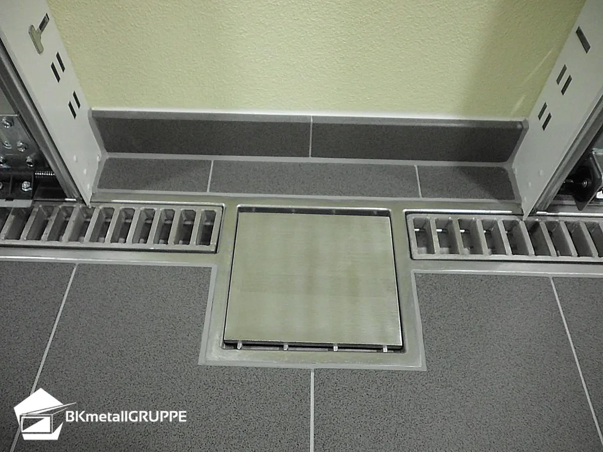 garażowy kanał rynnowy z pokrywą drabinową i wpustem z pokrywą płytową