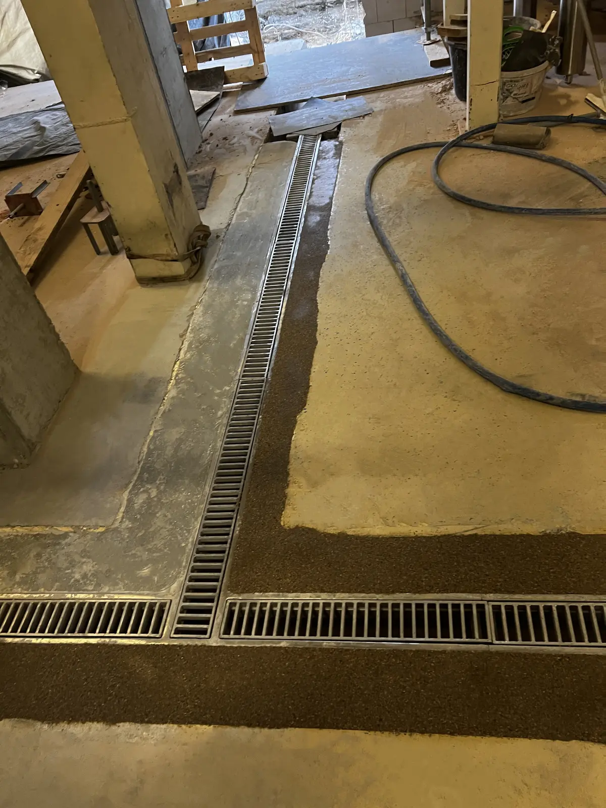 montaż kanału rynnowego z pokrywami drabinowymi 25x8mm