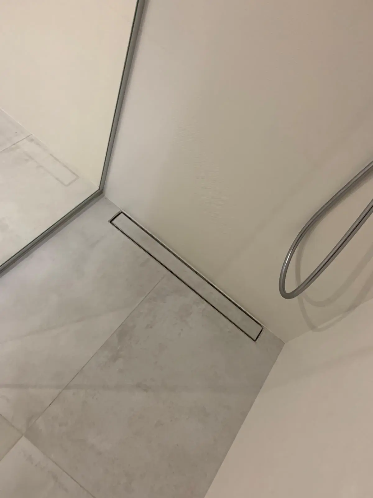 odpływ prysznicowy z pokrywą pod zabudowę płytką ceramiczną 