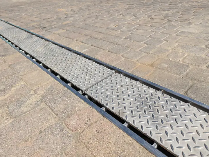 Stainless steel drainage channel with ribbed cover for garden architecture
