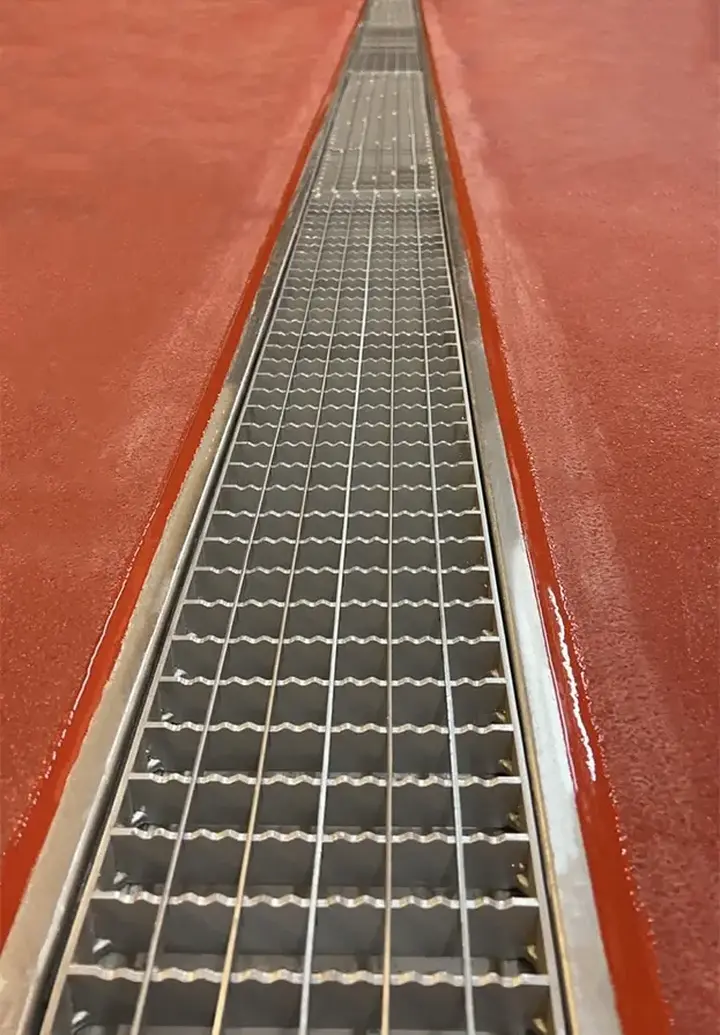 Drainage channels with anti-slip cover for beverage bottling plants