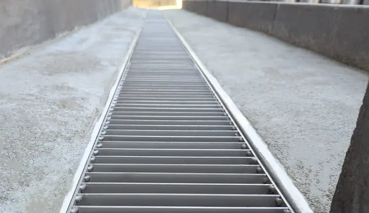 Stainless steel drainage channel with ladder cover for public areas
